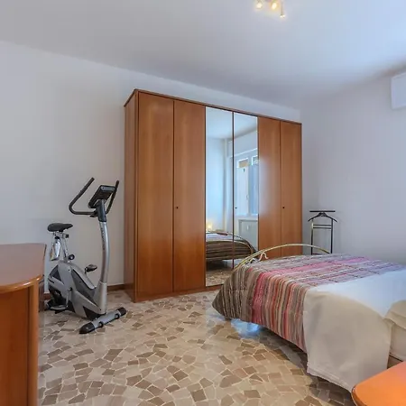 Guesthost - A 500 Mt Dalla Certosa Boloňa