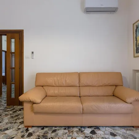 Guesthost - A 500 Mt Dalla Certosa Apartmán *