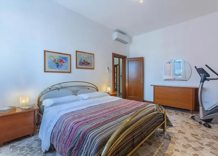 Guesthost - A 500 Mt Dalla Certosa Boloňa